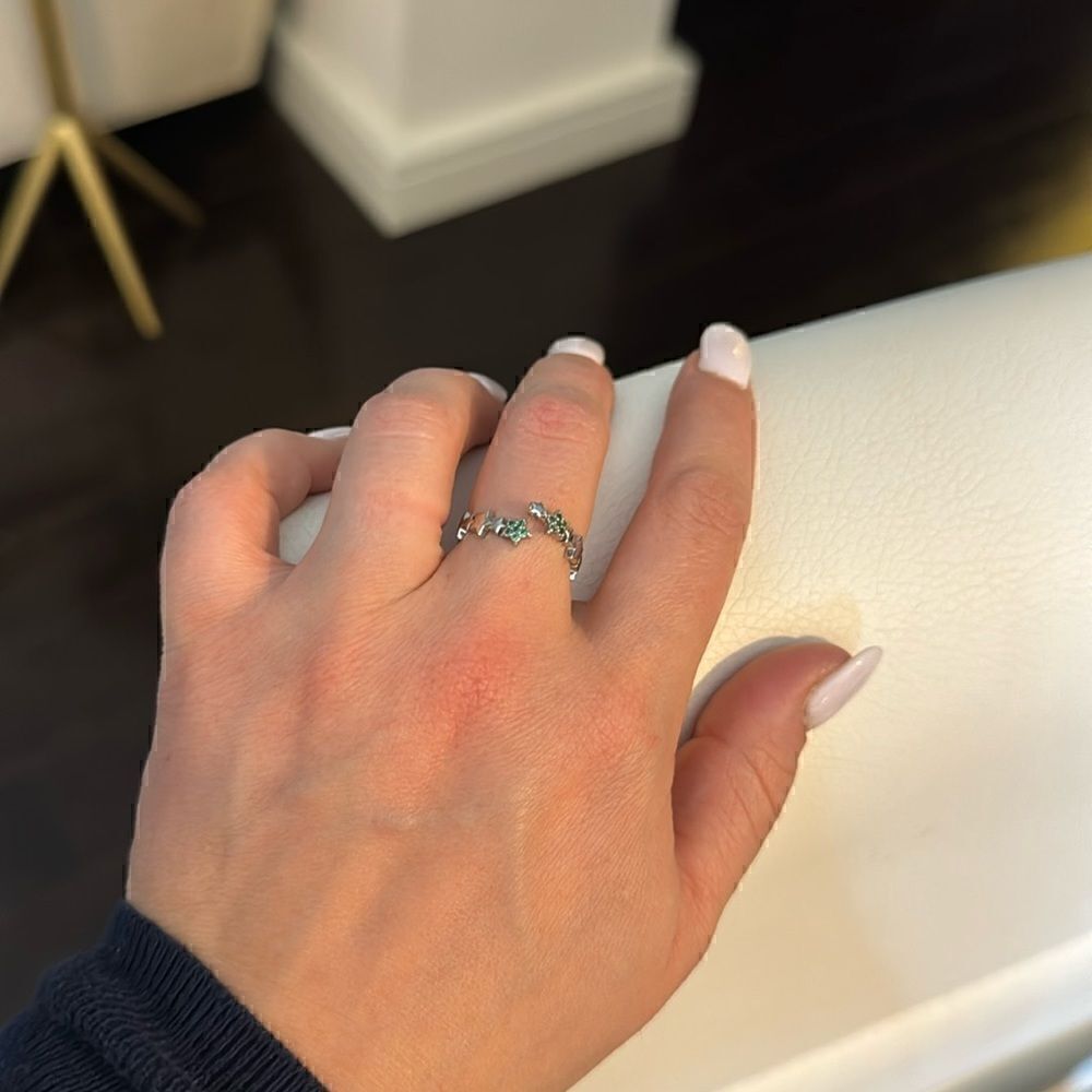 NWT - Lucky stars emerald green stretchable ring